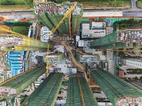 2022年7月31日，武汉，被称为“最高学历楼盘”的绿地光谷星河绘项目工地烂尾停工。图/视觉中国